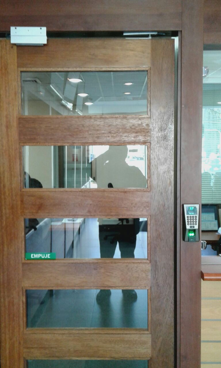 Puerta de madera con lector de huella digital y teclado instalada por Elipse